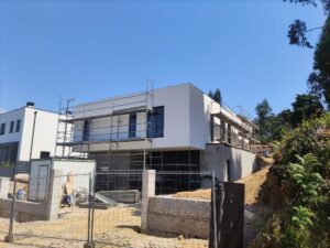 Fachada de vivienda de estilo moderno terminada