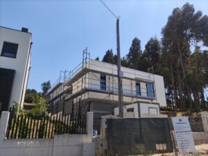 Fachada de vivienda de estilo moderno terminada