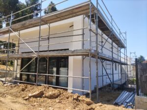 Fachada de vivienda de estilo moderno en proceso